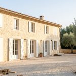 Maison ancienne rénovée dans le Sud de la France, avec une façade claire en pierre beige, un chantier propre et une lumière méditerranéenne.